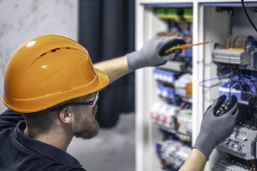 un-electricien-qui-travaille-dans-un-central-electrique-avec-des-fusibles-min